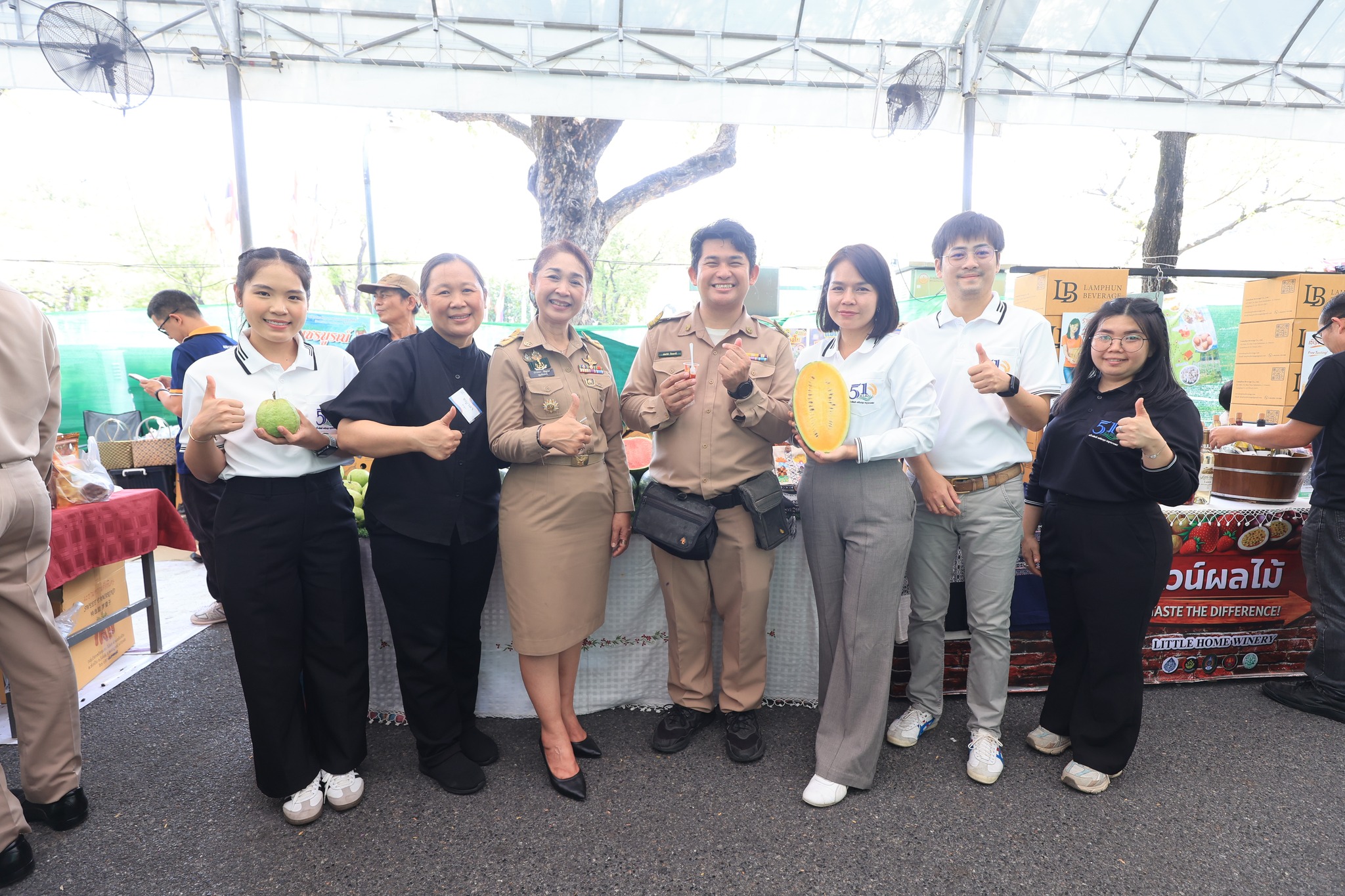 title - ปลัดกระทรวงเกษตรฯ และผู้บริหาร ส.ป.ก. เยี่ยมชมร้านค้า ในงานวันคล้ายวันสถาปนา ส.ป.ก. ครบรอบ 51 ปี